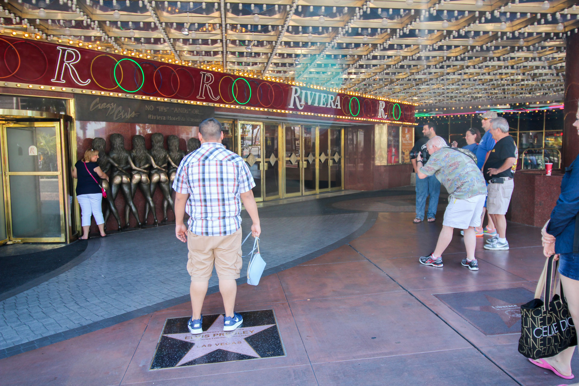 riviera las vegas statue